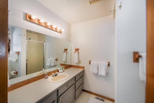 Hilltop Lodge by Casago McCall - Donerightmanagement - image 8