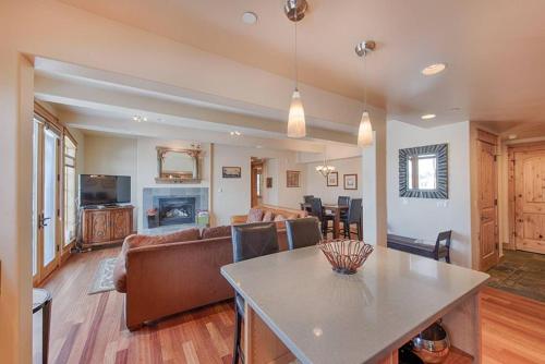 Park Street Penthouse East by Casago McCall - Donerightmanagement - image 2