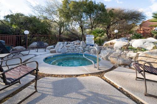 Tucson Mountain View Condo with Shared Pool and Hot Tub