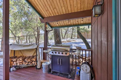 Deck with Wooded Views Rustic-Chic Prescott Cabin!, Prescott (zdjęcie 3)