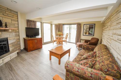 Fairway Inn & Suites - Tap to explore photos