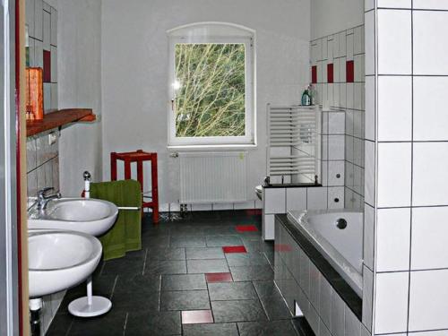 ห้องน้ำ, Spacious Villa in Großschirma with Garden in กรอซเชียร์ม่า