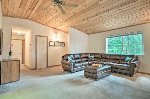 4 Mi to Big Tree State Park Serene Cabin with Deck in Sonora