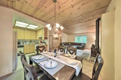 4 Mi to Big Tree State Park Serene Cabin with Deck in Sonora