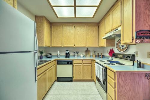 4 Mi to Big Tree State Park Serene Cabin with Deck in Sonora