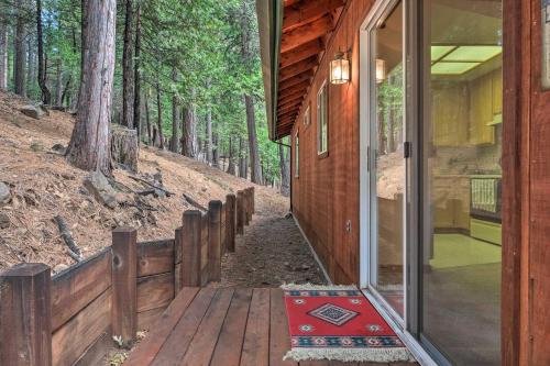 4 Mi to Big Tree State Park Serene Cabin with Deck in Sonora