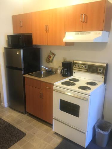 เวสเซกซ์ อินน์ บาย เดอะ ซี (Wessex Inn By The Sea) in โควิชันเบย์ (BC)