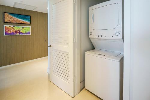 Luxurios 2B/2B Condo Beachfront Building - image 5