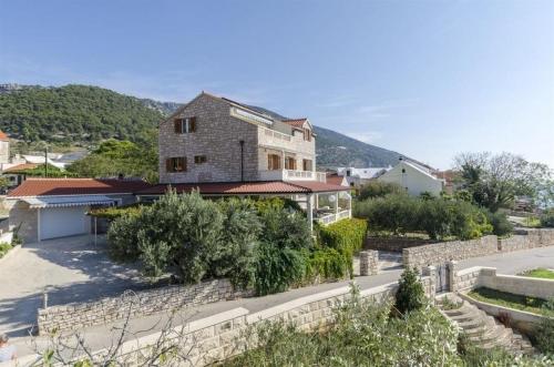 Apartments Lemar - parking & grill