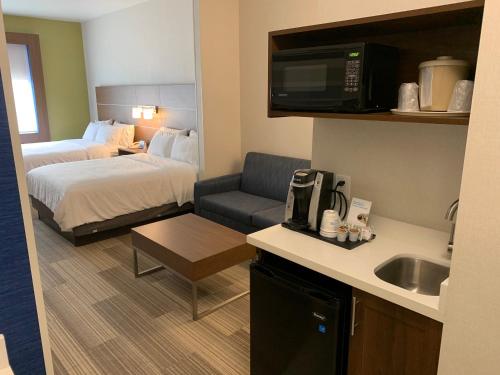 Holiday Inn Express & Suites Beaumont - Oak Valley, an IHG Hotel