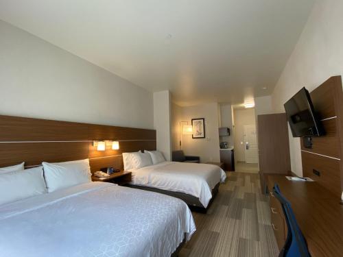 Holiday Inn Express & Suites Beaumont - Oak Valley, an IHG Hotel