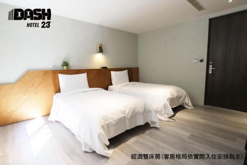 Standard Twin Room image 4