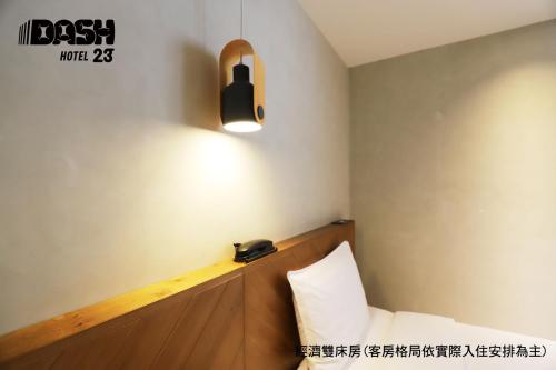 Standard Twin Room image 6
