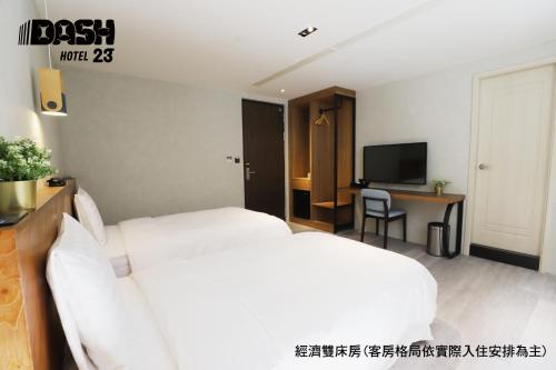 Standard Twin Room image 8