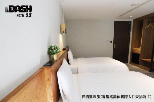 Standard Twin Room image 10