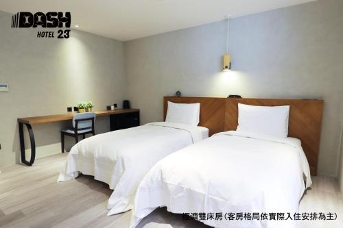 Standard Twin Room image 7