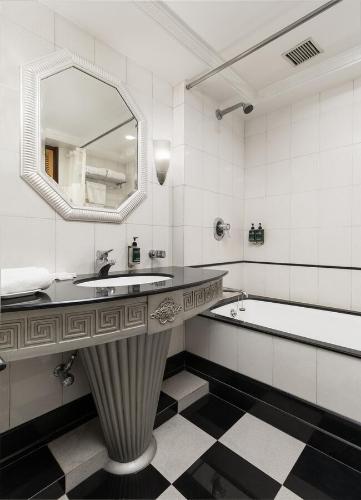 Sarovar Portico Kalupur Ahmedabad - 화장실