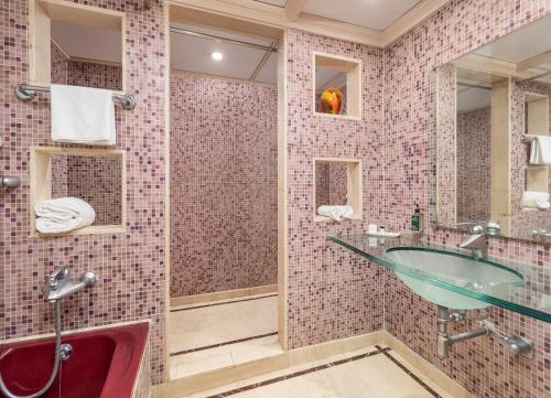 Sarovar Portico Kalupur Ahmedabad - 샤워실