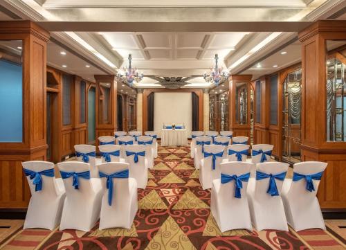 Sarovar Portico Kalupur Ahmedabad - 연회장