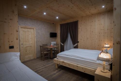 1 queen bed, 1 twin bed