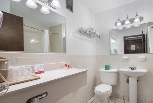 Econo Lodge Inn & Suites Windsor Locks Bradley Airport Room Type - Standard Queen Room