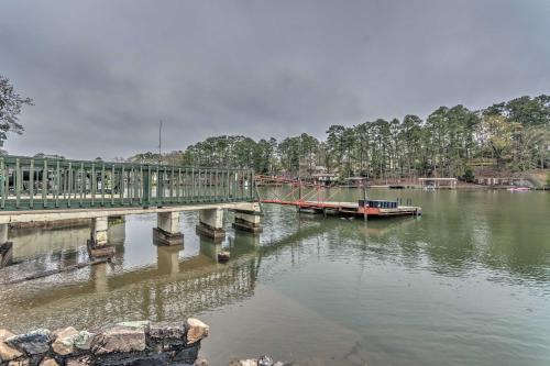 Lake Hamilton Couples Retreat Boat Dock and Ramp! in Hot Springs, USA