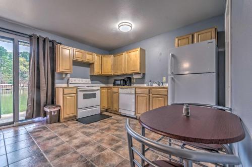 Modern Hot Springs Condo with Dock on Lake Hamilton! in Hot Springs, USA