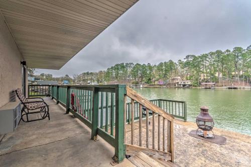 Modern Hot Springs Condo with Dock on Lake Hamilton! in Hot Springs, USA