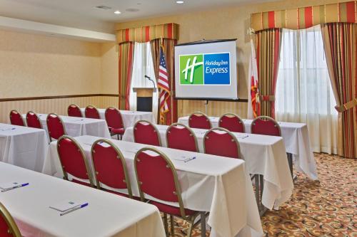 Holiday Inn Express & Suites Beaumont - Oak Valley, an IHG Hotel