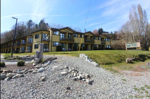 Wessex Inn By The Sea - Accommodation - Cowichan Bay
