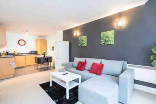 Open Plan Modern City Centre Apartment - Sleeps 2 - Can Accommodate 4, Leicester, Leicestershire