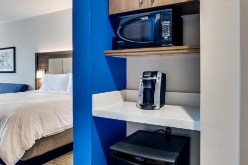 Holiday Inn Express & Suites - Denton South, an IHG Hotel in Denton, USA