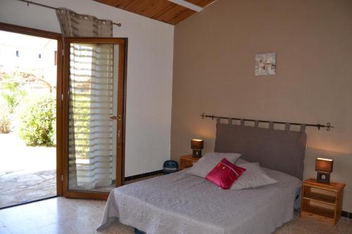 1 double bed, 1 twin bed