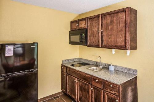 Suburban Extended Stay Hotel Fort Wayne - image 7