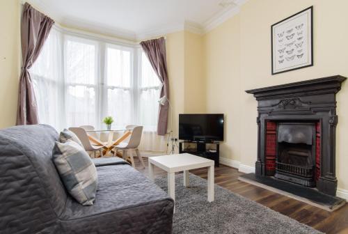 Characterful One Bedroom Apartment by Roath Park!