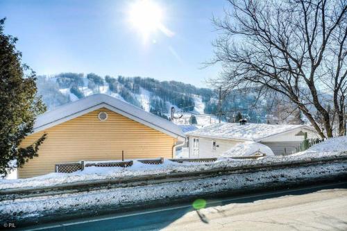 The Perfect Ski Getaway: Cozy Cottage With a View - Apartment - Saint-Sauveur-des-Monts