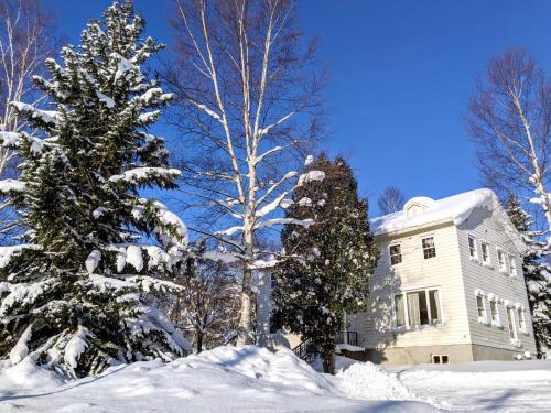 B&B Niseko - Chalet Banff - 6 bedroom 6 bathroom Ski Lodge - Bed and Breakfast Niseko