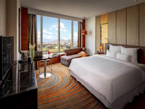 Superior King Room with City View image 10