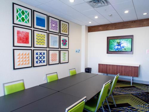 Holiday Inn Express & Suites Oklahoma City Airport By IHG - image 2