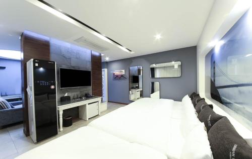 1 queen bed, 2 twin beds, 1 sofa bed