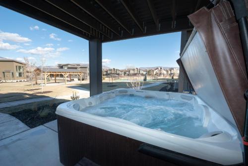 Gorgeous Decor with Private Hot Tub EW23 photo 1