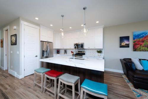 Gorgeous Decor with Private Hot Tub EW23 photo 2