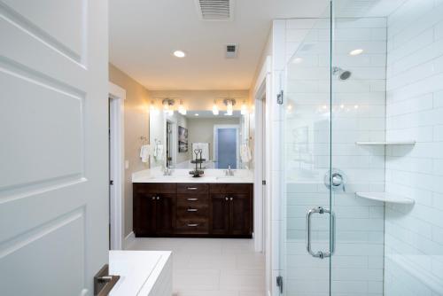 Gorgeous Decor with Private Hot Tub - image 4
