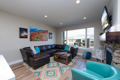 Gorgeous Decor with Private Hot Tub - image 6