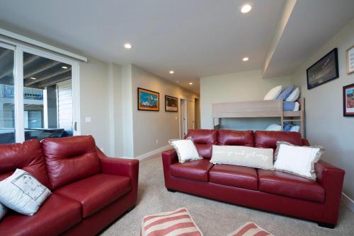 Gorgeous Decor with Private Hot Tub - image 7