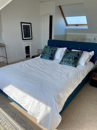 Stunning 4 Bed House with Private Beach