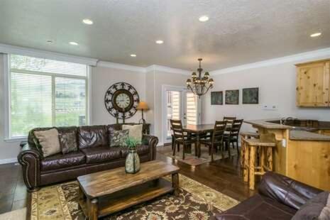 Lakeside Condo near Pineview Reservoir and Snowbasin ResortLS 14 - image 3