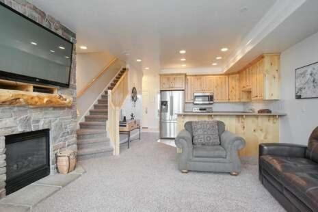 2 Bedroom Condo Vacation Rental in Huntsville Utah LS 18 - main image