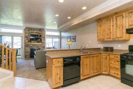 1 Bedroom Huntsville Utah Lodging Option Sleeps 5 - Snowbasin Vacation LS 40A - image 5