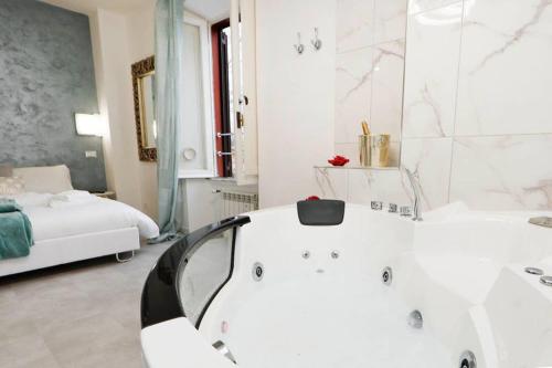 Panoramic Suite with Jacuzzi in Trastevere - image 6